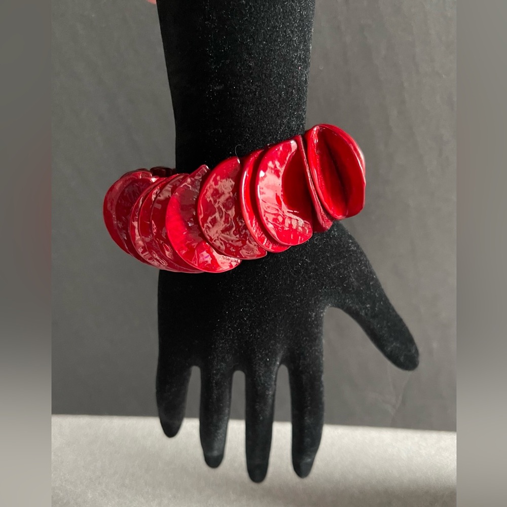 Vintage Semi Red Circle Shell Stretch Bracelet